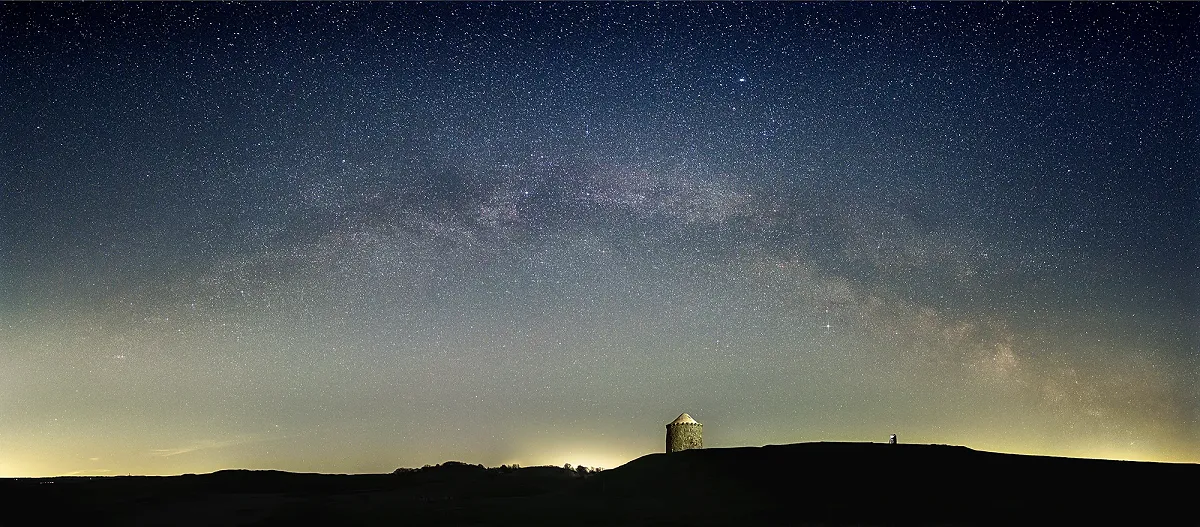 MIlkyway Arch over Burton Dasset Hills
