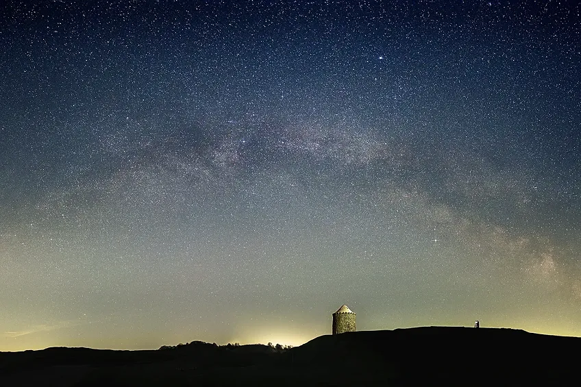 MIlky Way Arch over Burton Dasset Hills